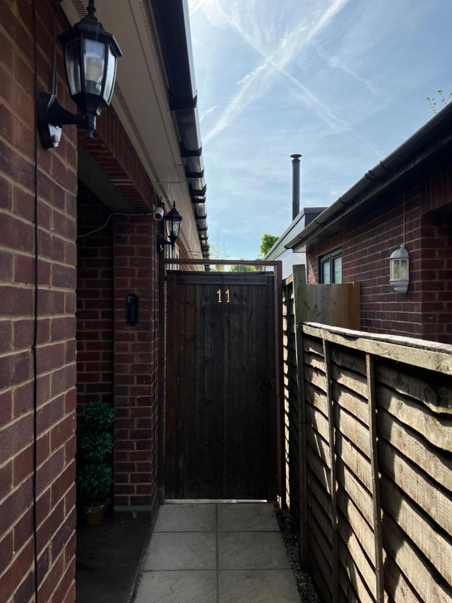 Private Apartment In Windsor Exterior foto